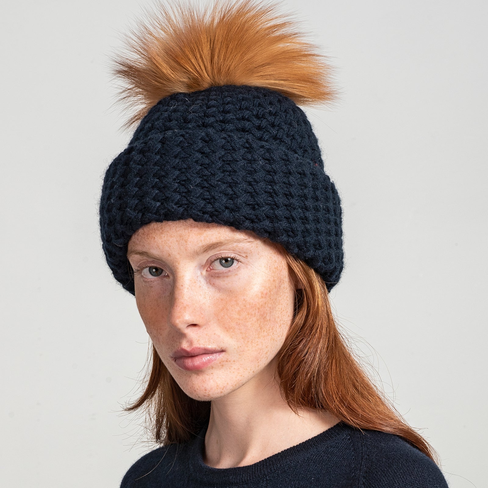 CASHMERE BEANIE WITH TURN-UP FOLD WITH POMPON – INVERNI display picture 2